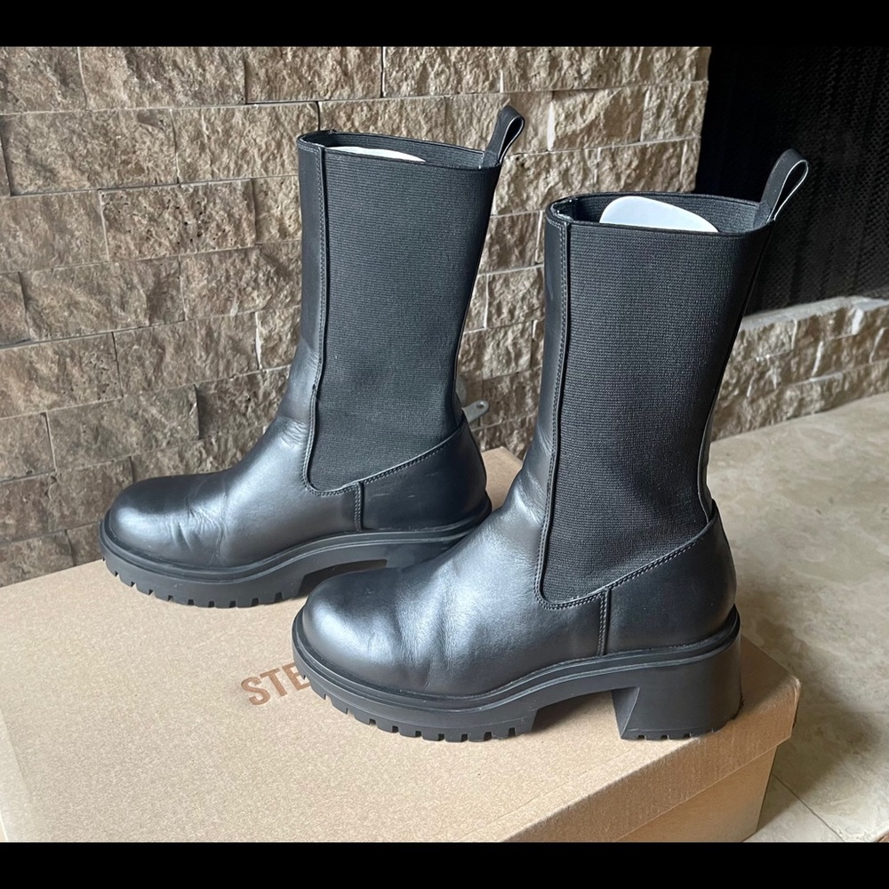 🚨SOLD🚨Steve Madden Women's 
Chelsea Booties Size 6 Black Leather